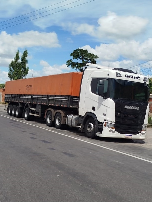 Caminhão de carga da Transportadora Sabim